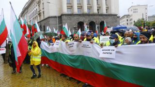 Тежка техника и протест на пътищарите блокира пак триъгълника на властта в София
