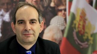 Волгин за Кирил Петков: Не спира да се усмихва, докато лъже най-безочливо