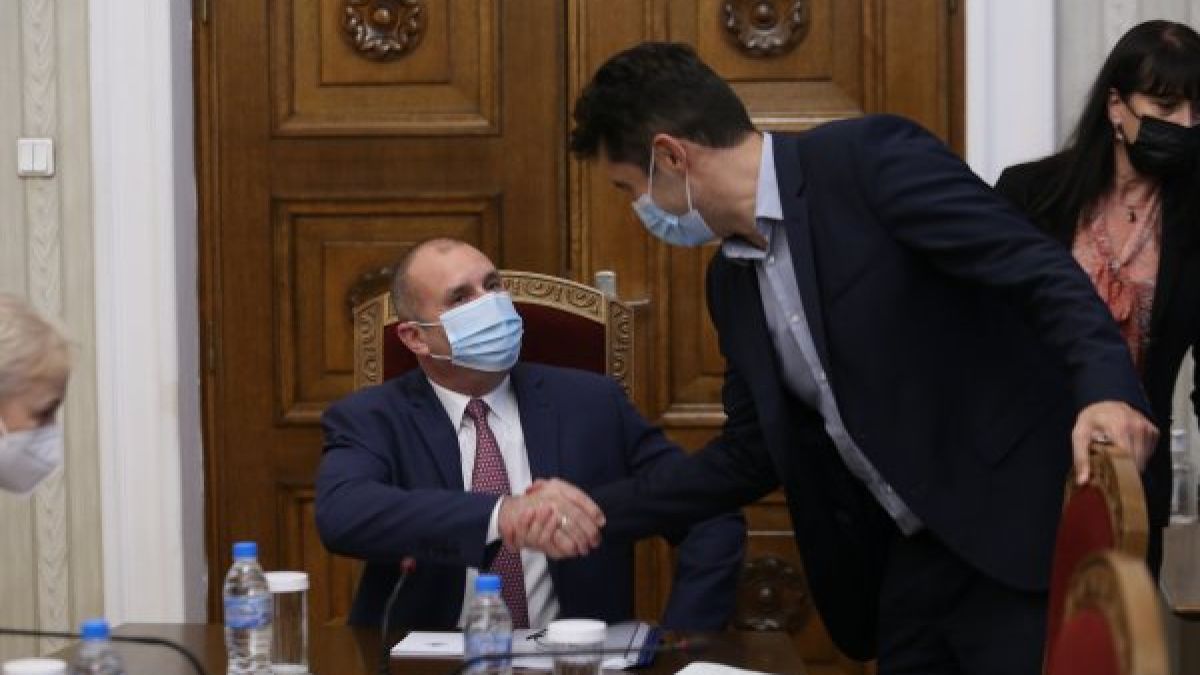 Нидал Алгафари посочи защо е недопустимо Радев и Петков да ходят на избори