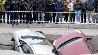 Улица погълна две коли ВИДЕО