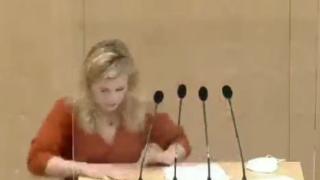 Млада депутатка припадна на трибуната в австрийския парламент ВИДЕО 