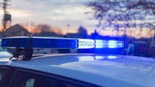 Мъж преби полицаи с кръста от погребението на жена си, ето защо