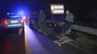 Задържаха тумба афганистански бежанци край Мъглиж СНИМКИ