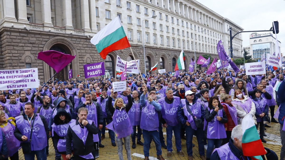 Държавата обеща на фирмите помощ за тока заради високата му цена