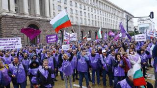 Държавата обеща на фирмите помощ за тока заради високата му цена