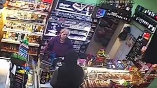 Ако разпознаете този мръсник, звънете веднага в полицията СНИМИК