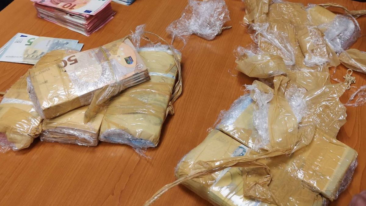 Митничари сгащиха турски шофьор със скрита валута за 200 хиляди лева
