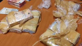 Митничари сгащиха турски шофьор със скрита валута за 200 хиляди лева