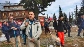 Имитира ли Радев Костов с похода си до Черни връх