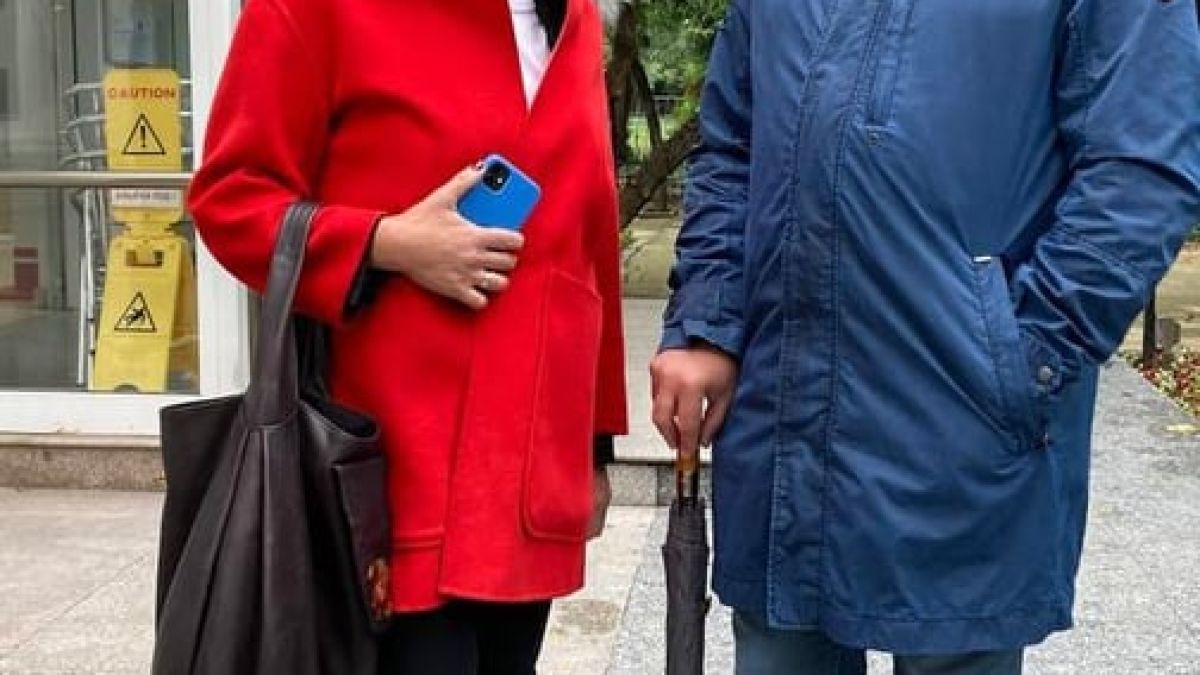 Мая Манолова се изфука с новата прическа в елитна мъжка компания СНИМКА