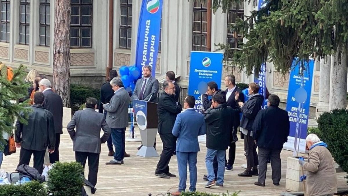 Не е за вярване колко души има на предизборните събития на ДБ СНИМКИ