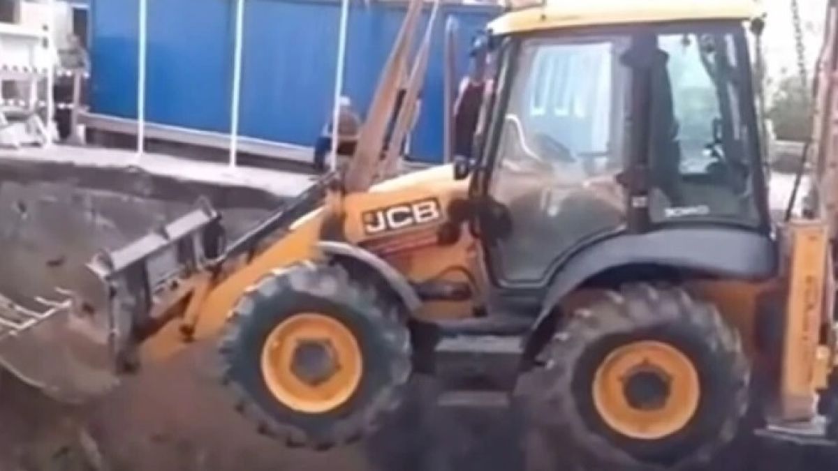 ВИДЕО запечата брутален инцидент с багер на строителен обект