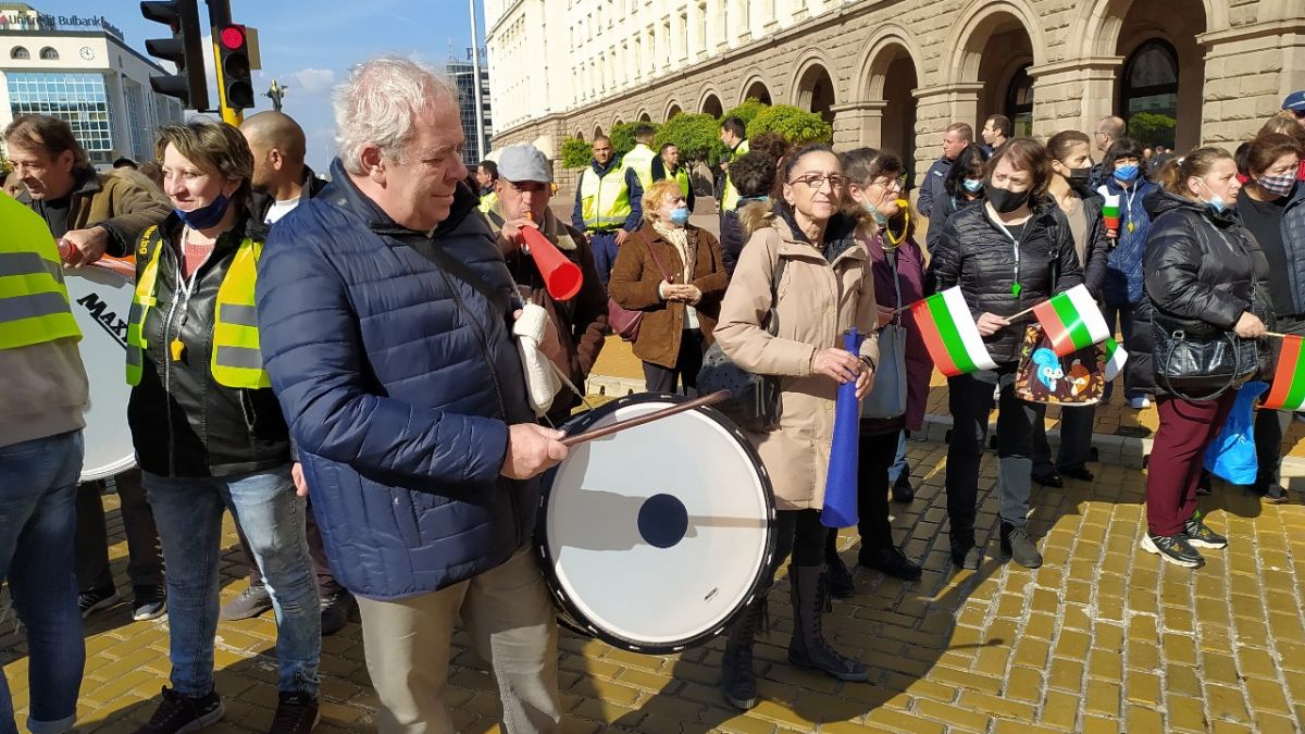 Гневът срещу бездействието на властта за побеснелите цени ескалира, мощен протест под прозорците на Янев и Радев СНИМКИ