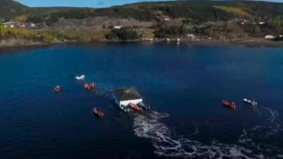 Съпрузи преместиха любимата си къща по вода през залив ВИДЕО