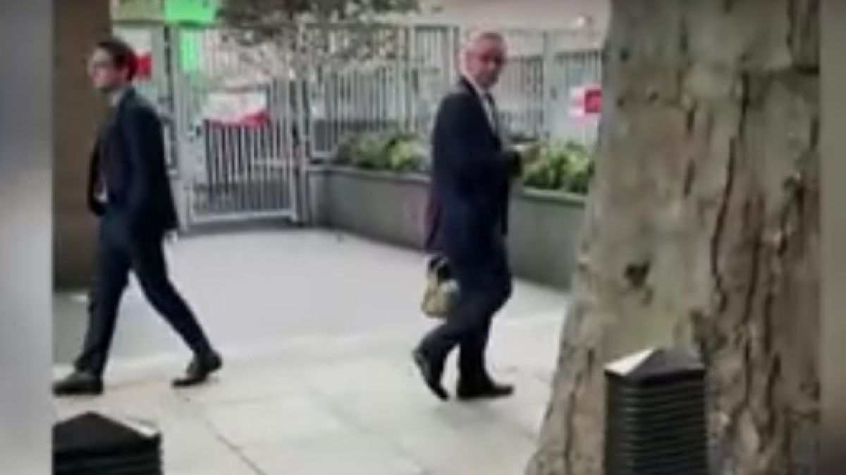 Британски министър бе нападнат от антиваксъри ВИДЕО