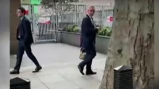 Британски министър бе нападнат от антиваксъри ВИДЕО