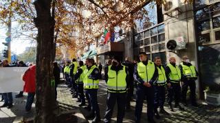 Протест бушува под прозорците на Кацаров: Стойчо, ти си вирус за здравеопазването НА ЖИВО