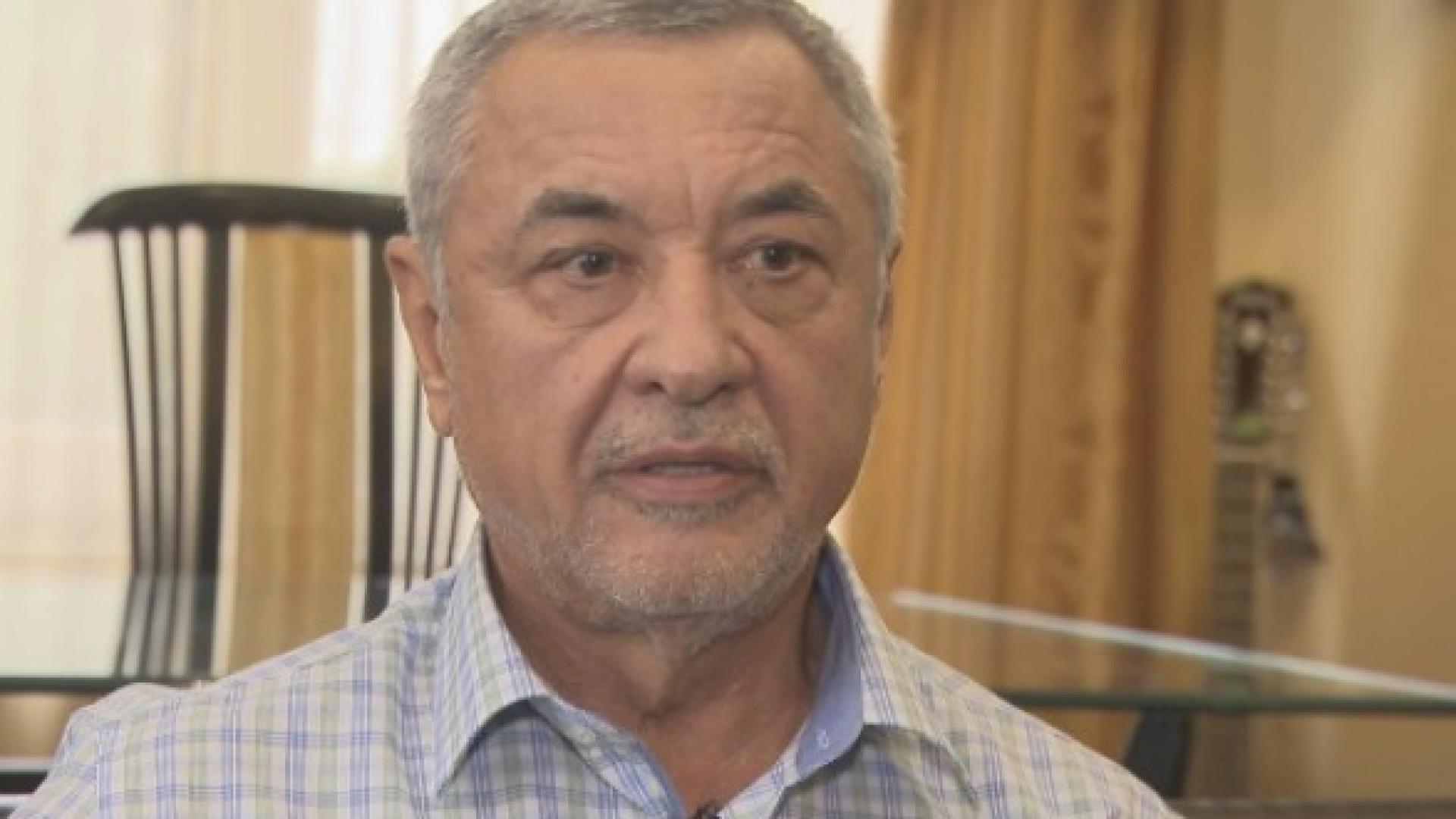 Валери Симеонов показа дома, в който живее под наем в София 