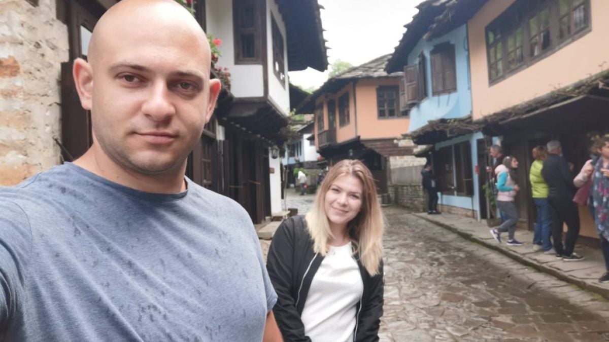 За пример! Млад мъж от Павликени цепи дърва безплатно за хората в нужда