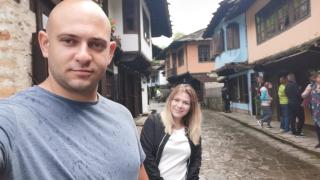 За пример! Млад мъж от Павликени цепи дърва безплатно за хората в нужда