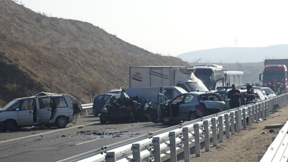 Адско верижно меле с 4 коли блокира трафика край Пловдив 