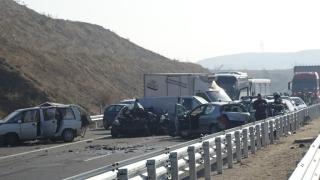 Адско верижно меле с 4 коли блокира трафика край Пловдив 