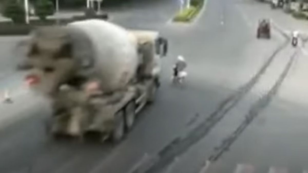 Зрелищни ВИДЕА: Жена се изплъзна от смъртта два пъти за няколко секунди