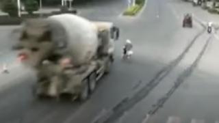 Зрелищни ВИДЕА: Жена се изплъзна от смъртта два пъти за няколко секунди