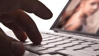 Закопчаха домакин в читалище в Петрич за еротични чатове и мръсни предложения към деца