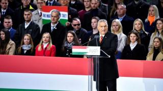 Стотици хиляди унгарци подкрепиха Виктор Орбан в борбата срещу Сорос и джендърските политики ВИДЕО