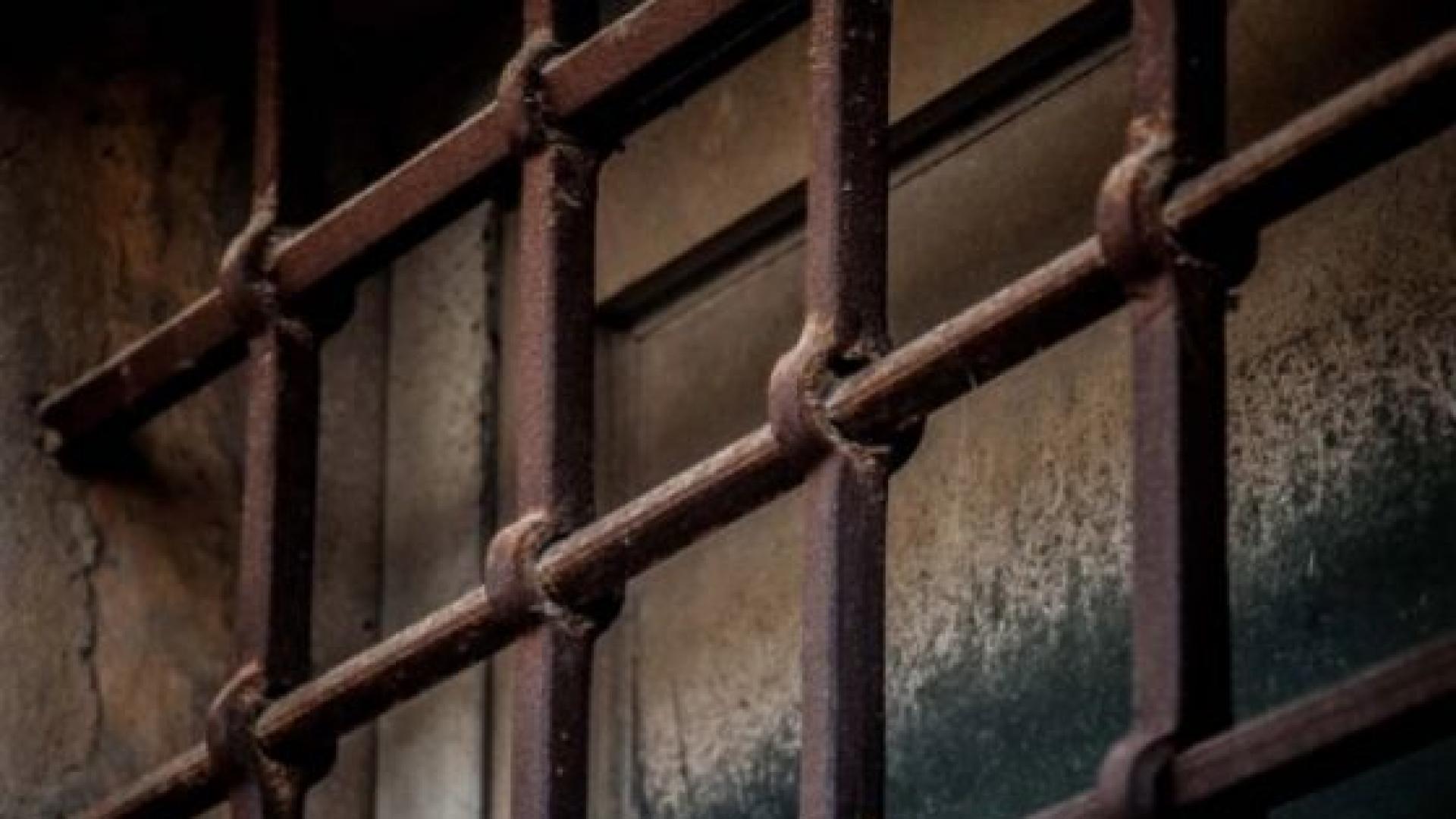 Тежко въоръжени атакуваха затвор и освободиха стотици затворници