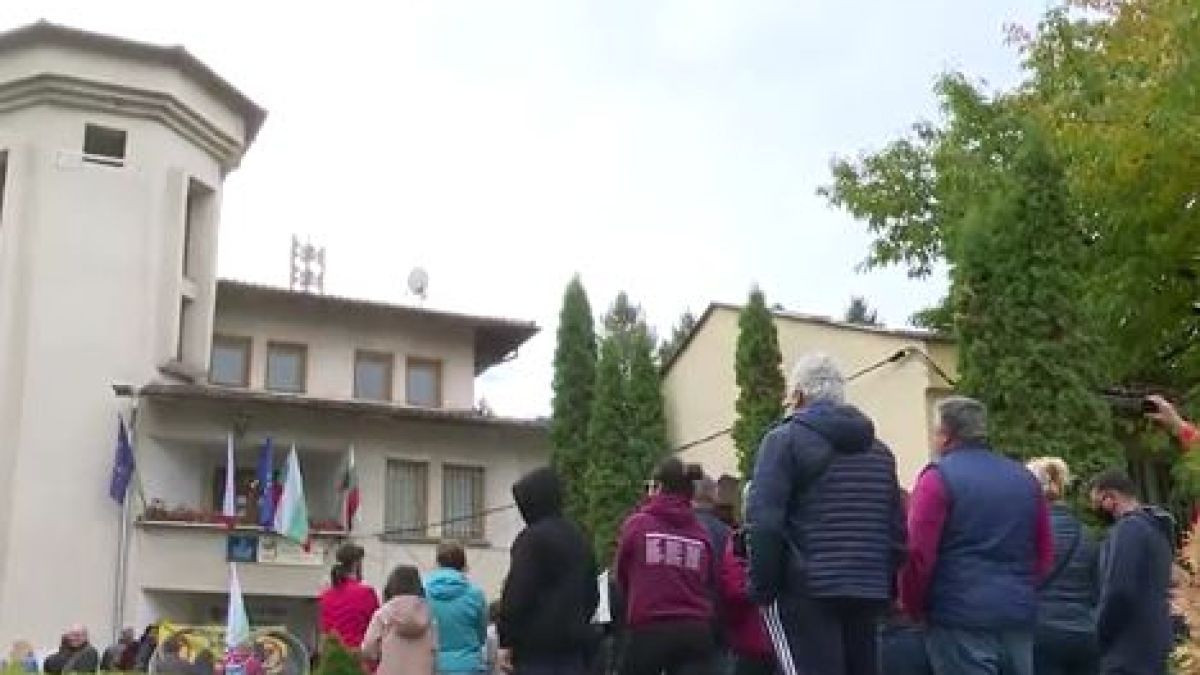 Най-голямото село в България на бунт срещу приближена на Петков и Василев от схемата "Насекомо" ВИДЕО