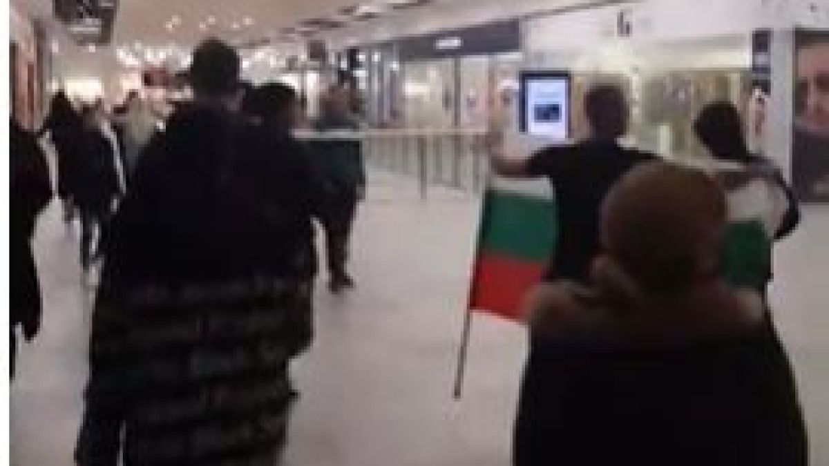 Бесни на Кацаров заралии нахлуха в МОЛ и стана страшно ВИДЕО