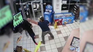 Въоръжени бандити попаднаха на бивш морски пехотинец и стана страшно ВИДЕО