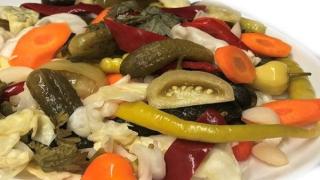 Това е смесената туршия №1 за ракиено време през зимата