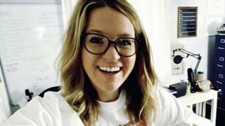 Скандално 18+: Учителка преживя голям срам пред деца заради гърдите си