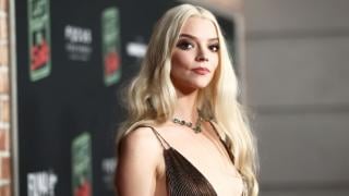 Звезда от "Дамски гамбит" се появи с деколте до пъпа, показа гола гръд СНИМКИ 18+