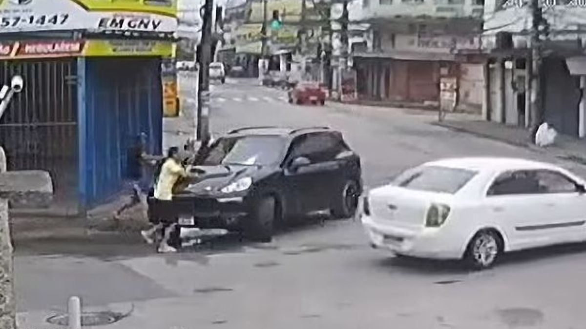 Монтьор качи гаджето си в Порше, но изживя огромен ужас ВИДЕО