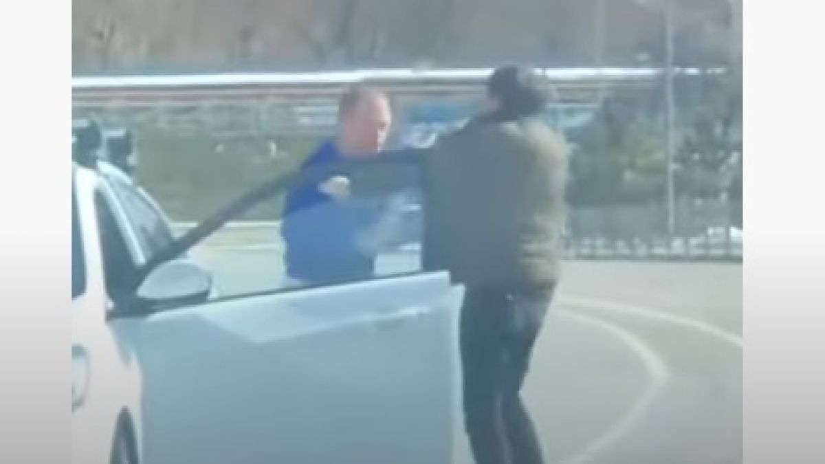 Зрелищни ВИДЕА: Свада на пътя придоби неочакван обрат