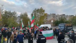 В Харманли ври и кипи след дивашкото меле с бежанци и погром на пъпа на града