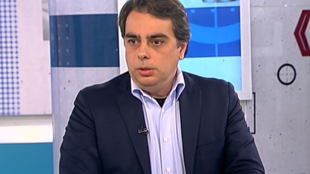 Лора Крумова с два култови лафа, постави в ъгъла Асен Василев, той хули КС заради К.П. и джендърите