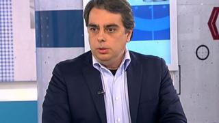 Лора Крумова с два култови лафа, постави в ъгъла Асен Василев, той хули КС заради К.П. и джендърите