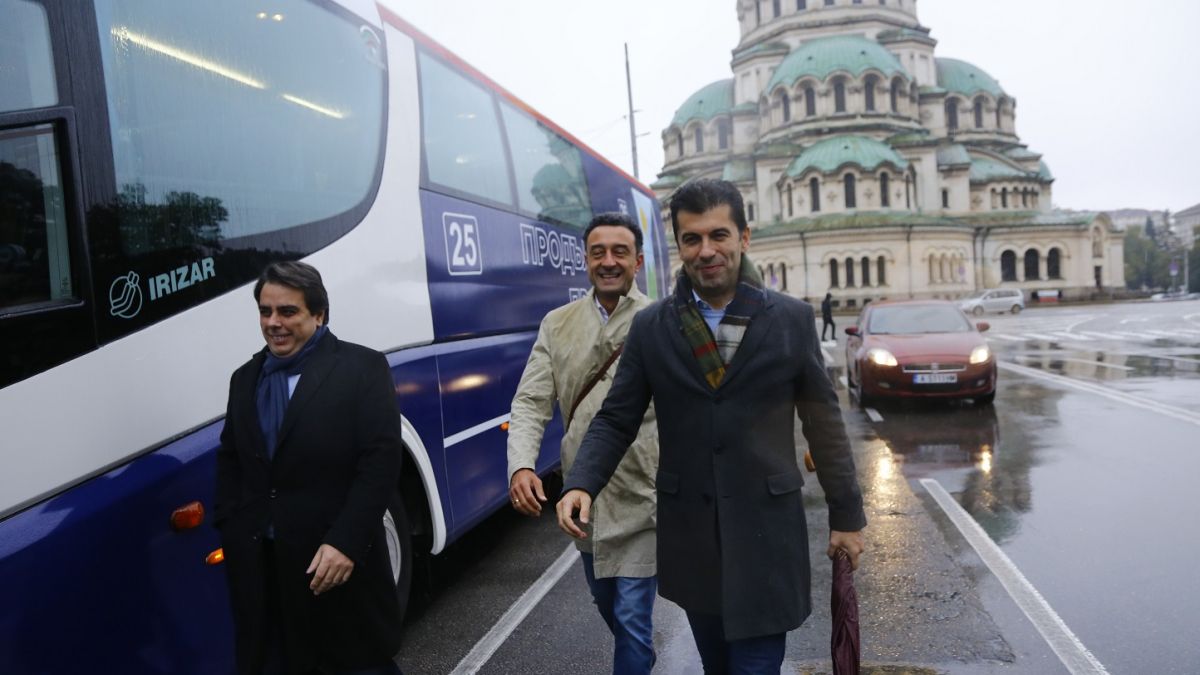  Напрежение в бъдещата коалиция, ПП на извънредна среща с...