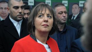 Мая Манолова към Петков: Капачки за снаряди ли, г-н премиер?