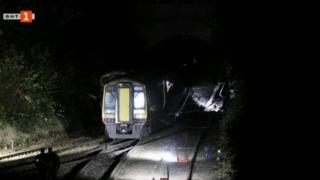 Тежка влакова катастрофа, има пострадали ВИДЕО