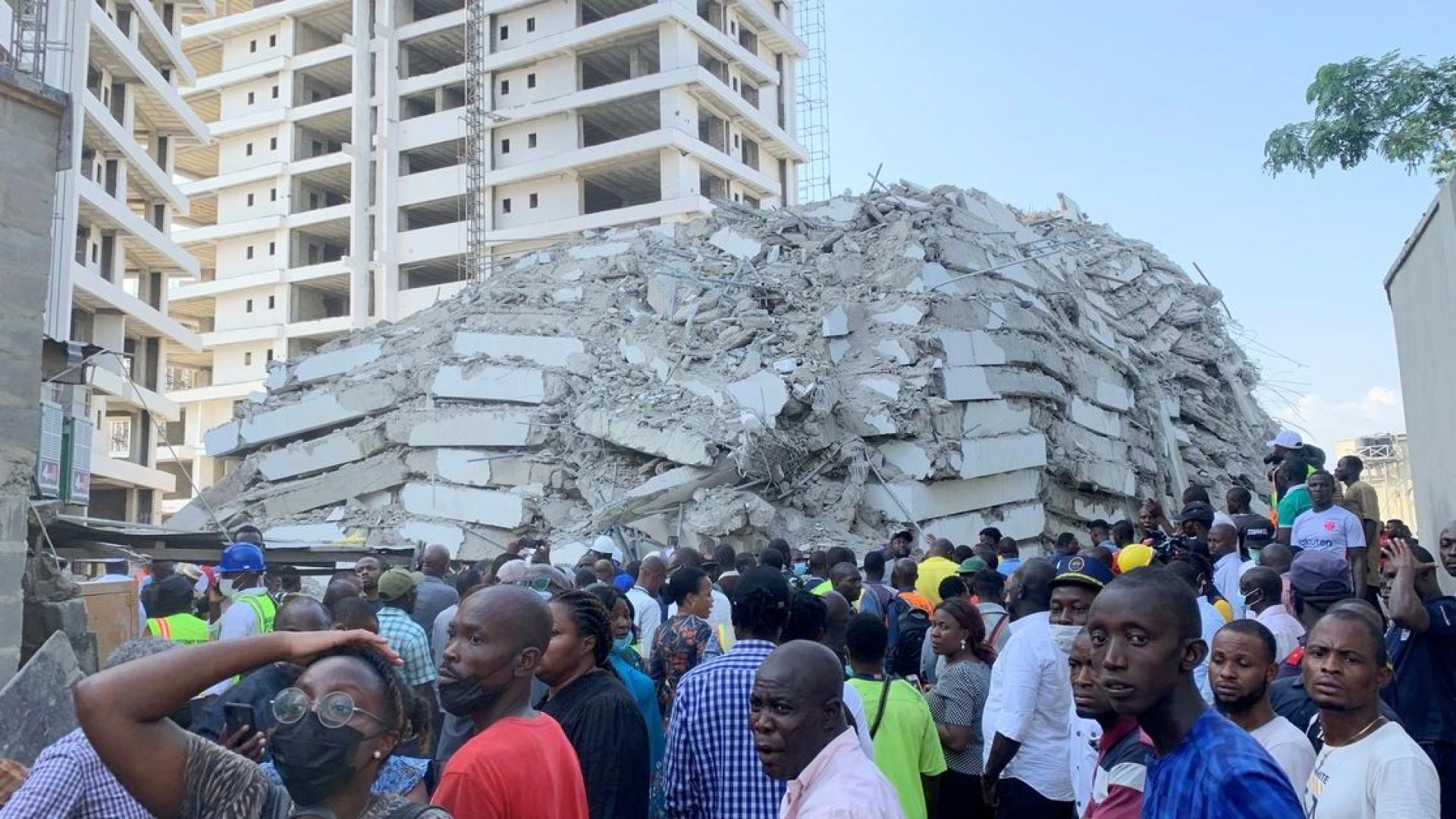 Рухна строящ се небостъргач, стотици са под развалините ВИДЕО