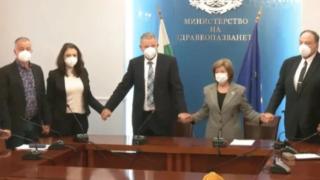 Джамбазки попиля Кацаров за парашаманските му ритуали, с които бори К-19