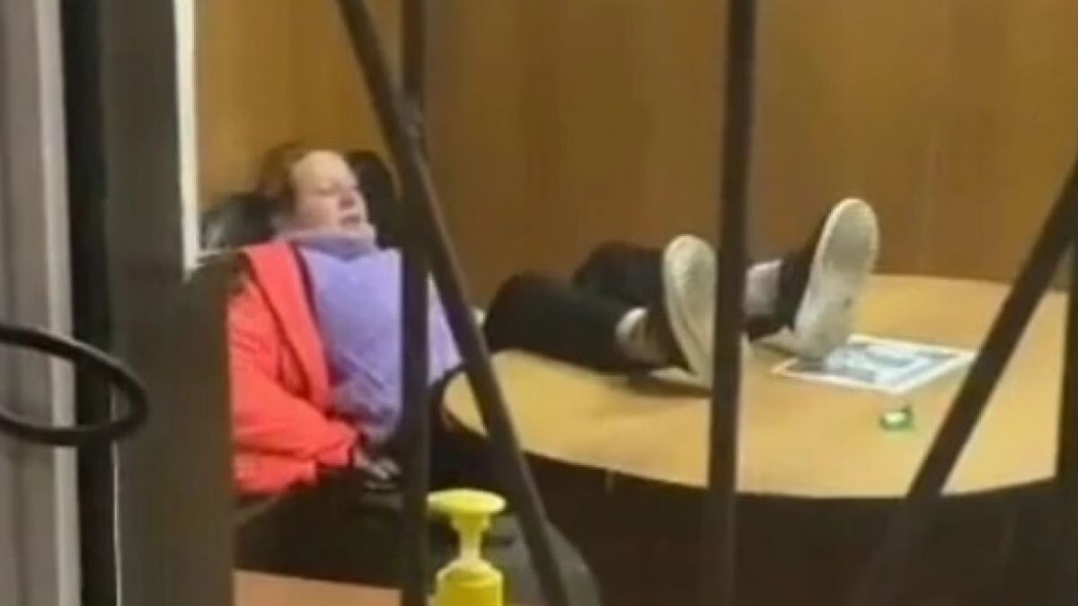 Кошмар: Жена съжали горчиво, че е поставила краката си на маса ВИДЕО