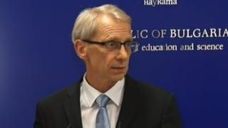 Просветният министър каза кога и кои деца се връщат в клас 