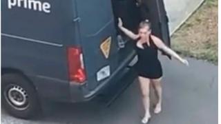 Хит в TikTok: Красавица изскочи от бус на доставчик на Amazon, но... ВИДЕО